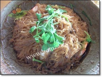 Prawns and mung bean noodles in clay pot